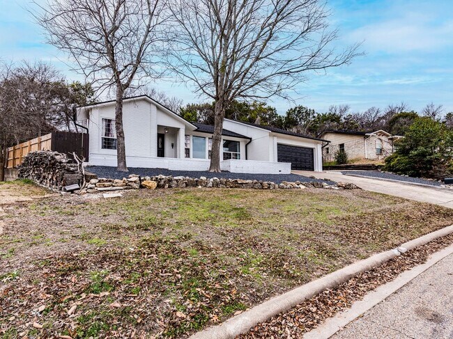 Building Photo - 903 Cliffside Dr