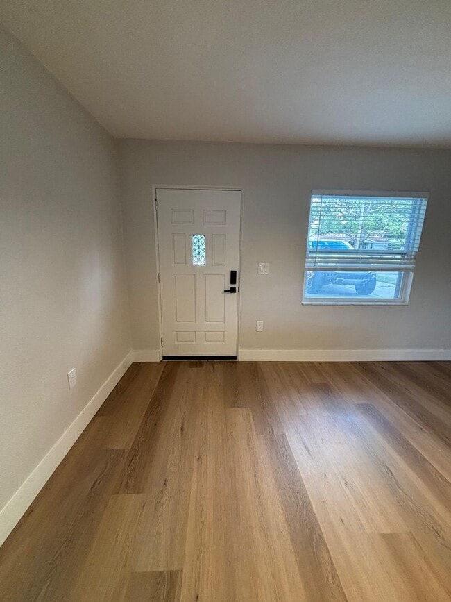 Building Photo - Fully Remodeled 3-Bedroom + Den Home for R...