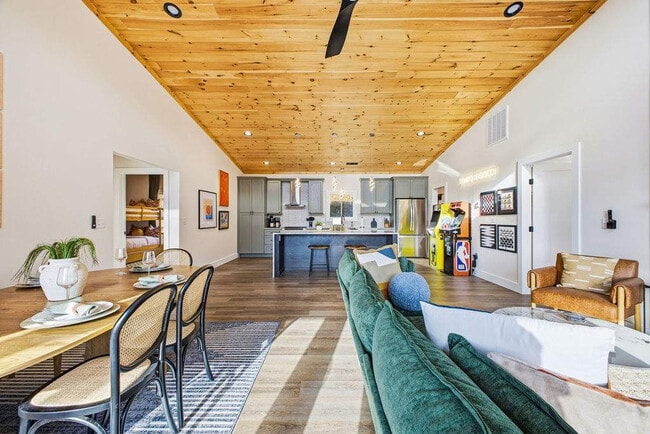 Building Photo - 268 Everett St