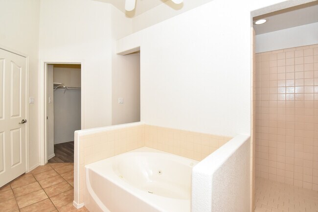 Building Photo - 8406 E Lorenzo Ln