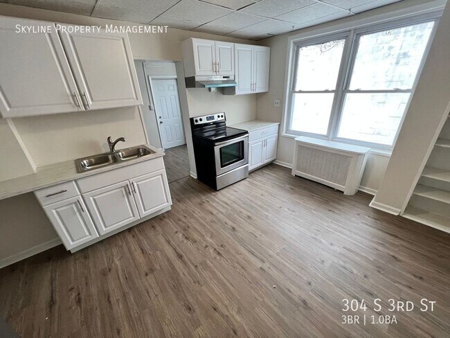 Building Photo - 304 S 3rd St