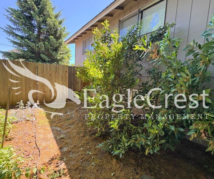 Building Photo - 3 Bedroom 2 Bathroom Single Family Home With Great Outdoor Space!!