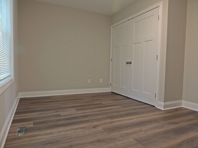 Building Photo - NOW AVAILABLE-  Charming Home in Maryville...