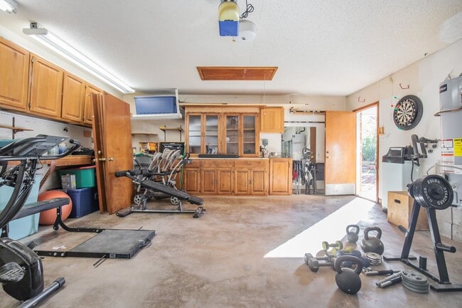 Building Photo - 3 Bedroom 2 Bathroom Home - Dogs Allowed & Large Backyard!