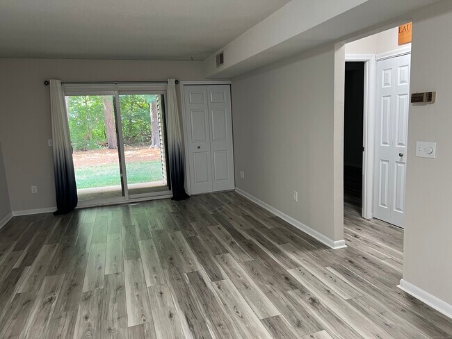 Building Photo - 402 Twin Circle Dr