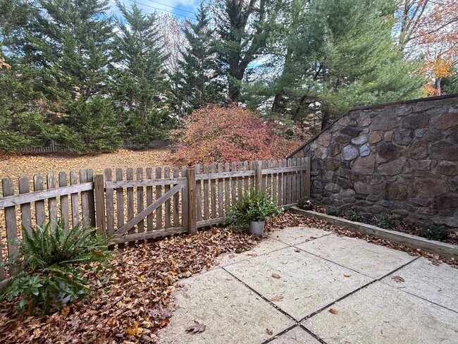 Building Photo - 71 Oak Knoll Dr