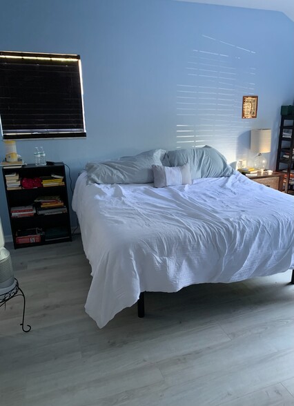 Master bedroom - 10928 NW 34th Pl