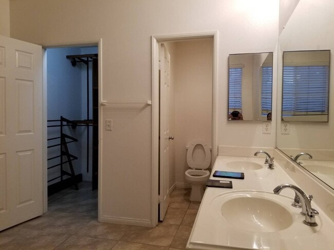 Building Photo - 7425 Malven Ave