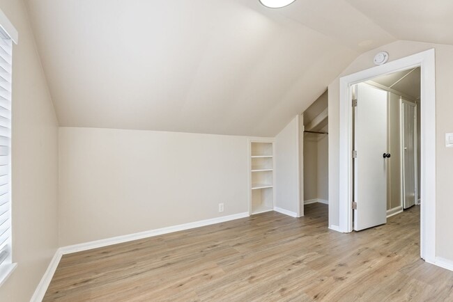 Building Photo - 4 Bed | 1 Bath with Modern Finishes in SE PDX