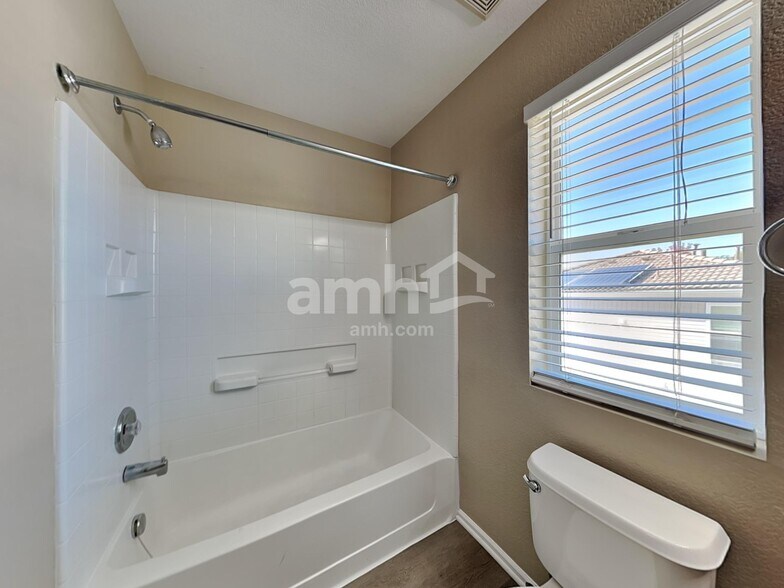 Building Photo - 5567 N Gibraltar St