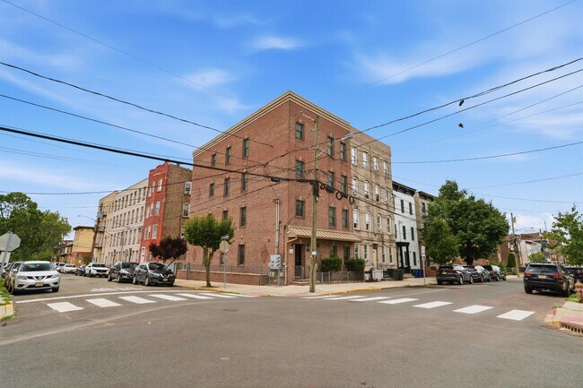 Building Photo - 21 St Pauls Ave