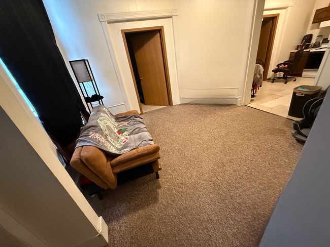 Building Photo - 3 Bed 1 Bath close to UWEC and downtown! Available August-May