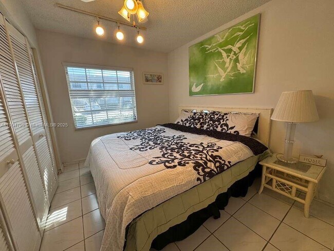 Building Photo - 6253 Bay Club Dr