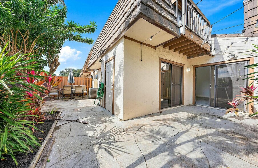 Building Photo - 4012 Palm Bay Cir