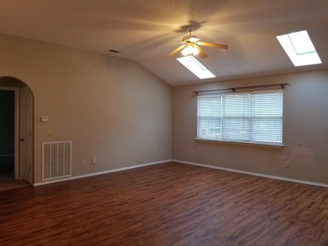 Building Photo - 18 Fairbrook Ln