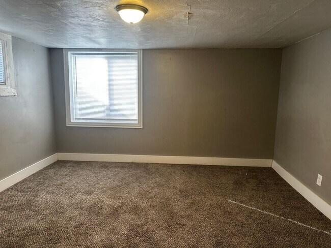 Building Photo - HALF OFF MARCH: Adorable 4 Bedroom UTILITIES INCLUDED!