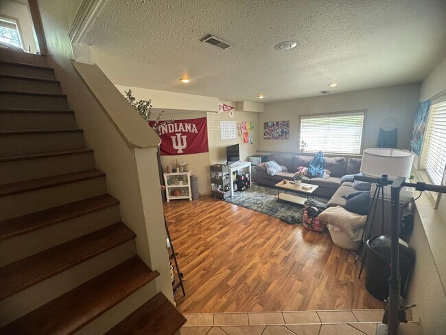 Building Photo - 201 E 19th St