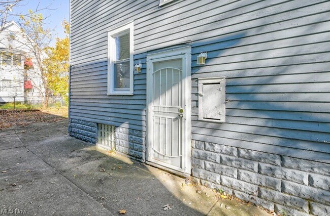 Building Photo - 15609 School Ave
