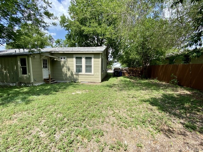 Building Photo - 126 S Krueger Ave