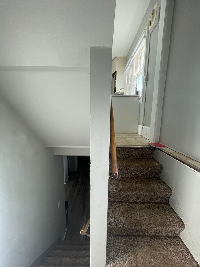 Building Photo - 725 Church St