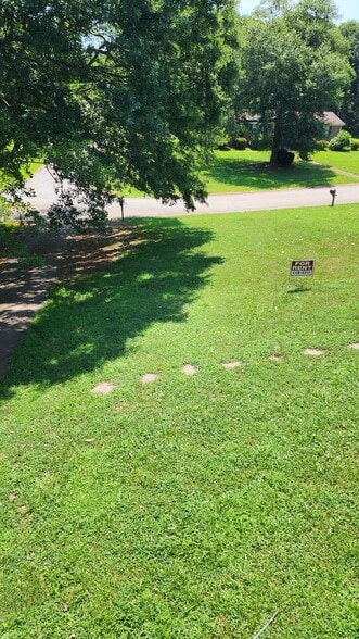 Front Yard - 115 Hunter Dr