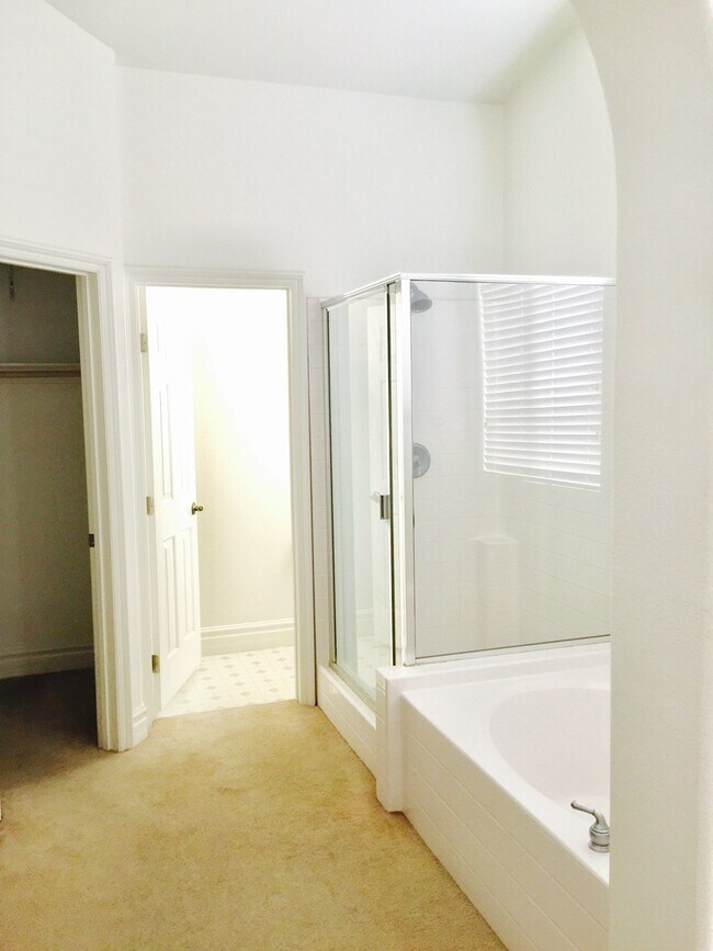 Building Photo - Lovely Rhodes Ranch Home