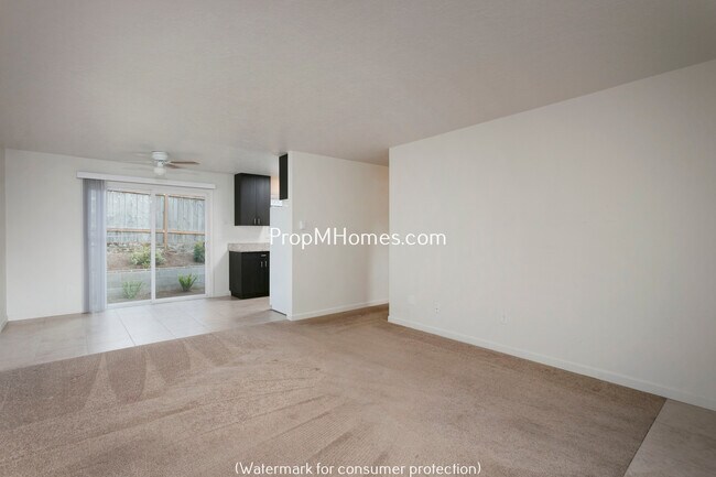 Building Photo - Wonderfully Updated NE Portland Glenfair One Bedroom Apartment w/ Private Patio!