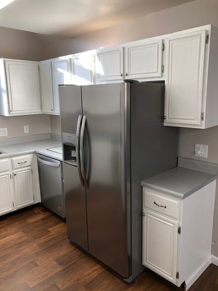 Stainless steel appliances - 5020 Brittany Downs Dr