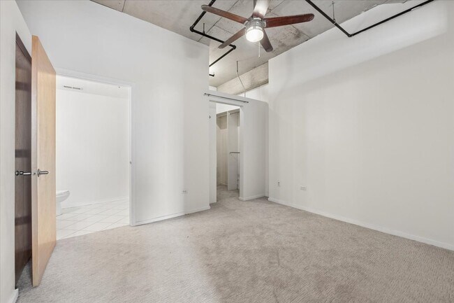 Building Photo - 6 S Laflin St