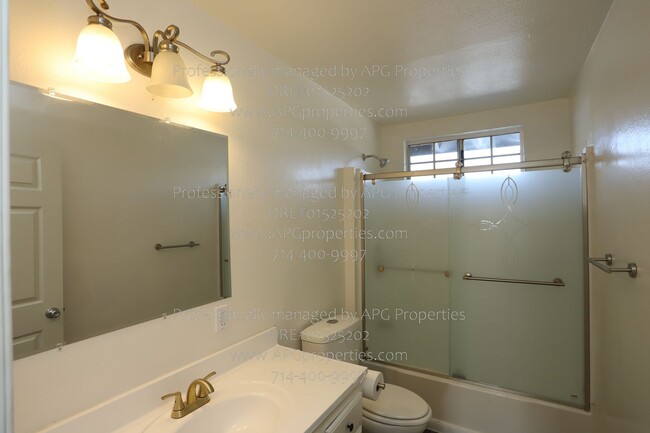 Building Photo - Newly Renovated 4 bedroom + 2 1/2 bathroom...