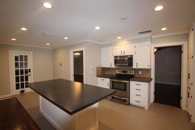 Building Photo - Available Now! Spacious 4 Bed/3 Bath Home ...
