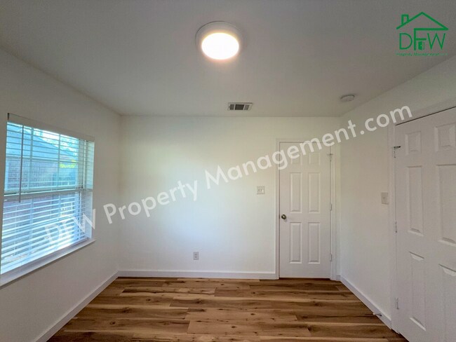 Building Photo - Fully Renovated 2-Bedroom Home Near UTA & AT&T Stadium – Modern Upgrades + Spacious Yard!