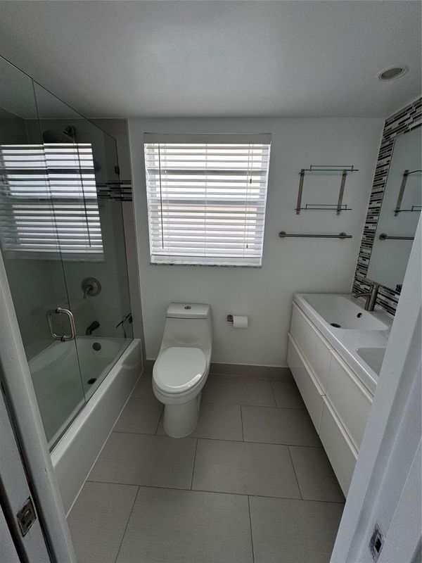 Building Photo - 3150 N Palm Aire Dr