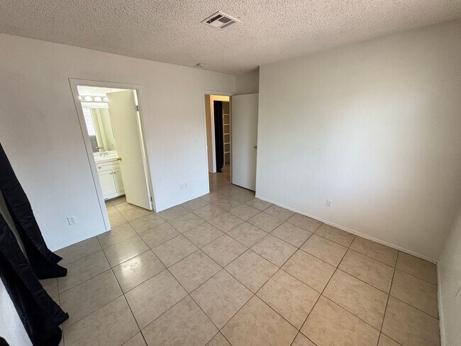 Building Photo - 4590 Carriage Park Dr
