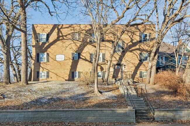 Building Photo - Spacious, Updated 1BR on Beautiful Iris Park!