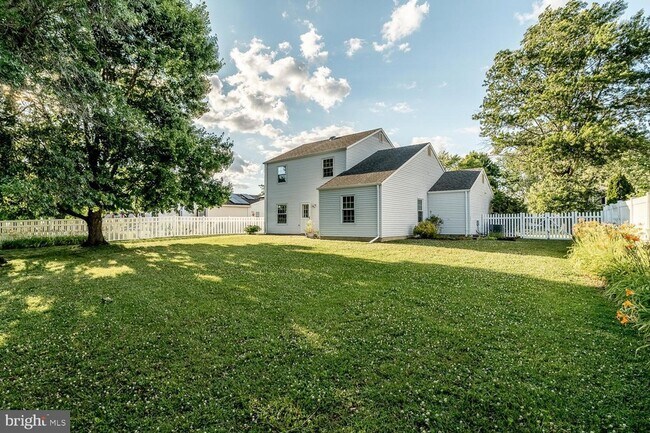 Building Photo - 10 Honey Locust Ln