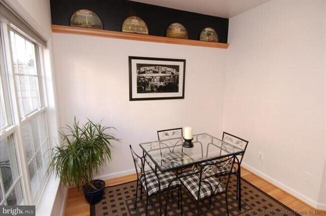 Breakfast Area - 650 9th St SW