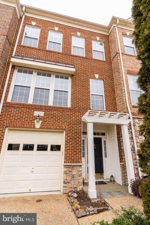 Building Photo - 21927 Windy Oaks Square