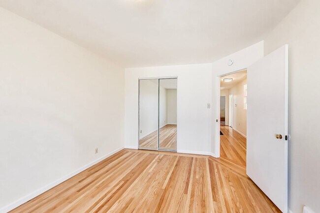Building Photo - Top-Floor 2BD/1BA Near Ocean Beach & Golden Gate Park