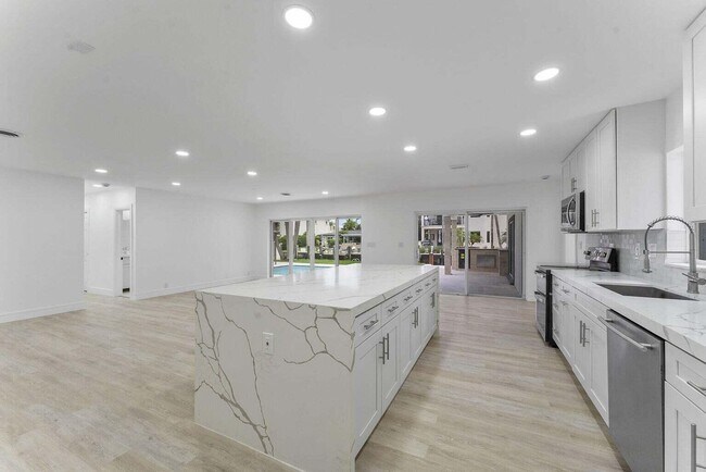 Building Photo - 808 NE 72nd St