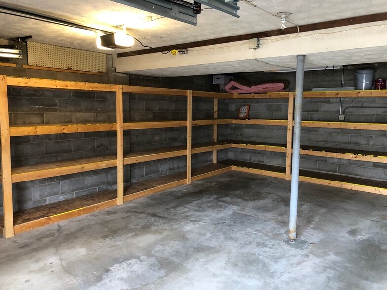 Building Photo - 10205 T Cir