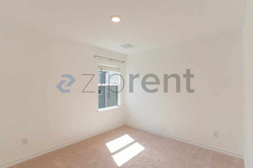 Building Photo - Unit