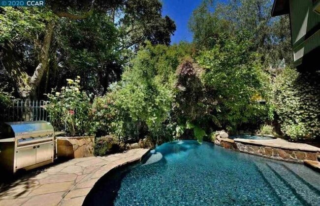 Building Photo - 136 El Centro