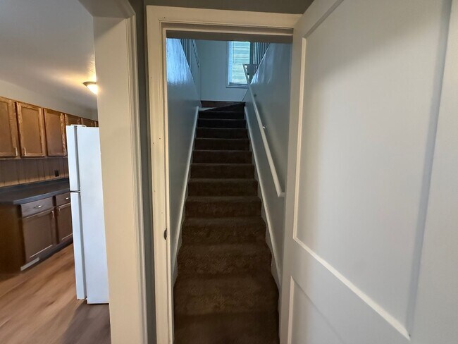 Building Photo - 2 Bed, 1 Bath Single-Family Home Close to Downtown!