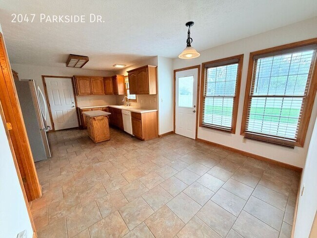Building Photo - 2047 Parkside Dr