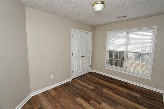 Building Photo - 1490 Creek Pointe Cir