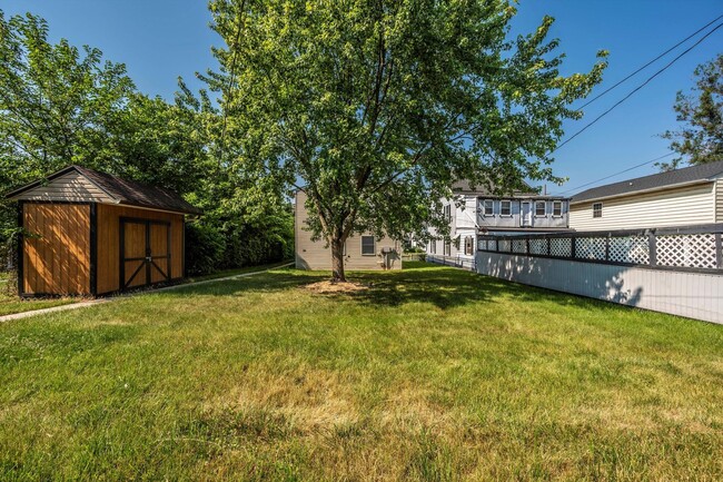 Building Photo - Apartment w/Parking