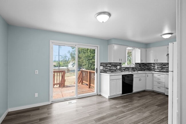 Building Photo - 4 Bedroom Northeast Spokane Home - Availab...