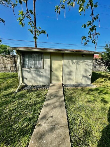 Building Photo - 3300 Bengston St