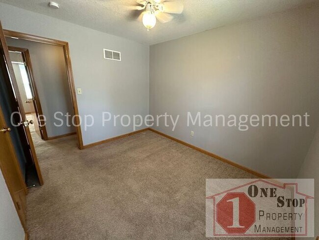 Building Photo - 3 bedroom, 2.5 bathroom home is desirable ...